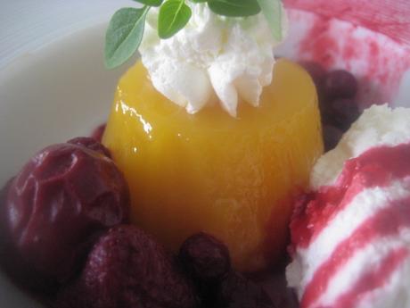 TOCINILLO DE CIELO CON COMPOTA DE FRUTOS ROJOS