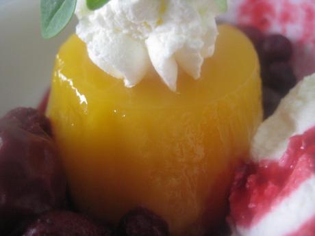 TOCINILLO DE CIELO CON COMPOTA DE FRUTOS ROJOS