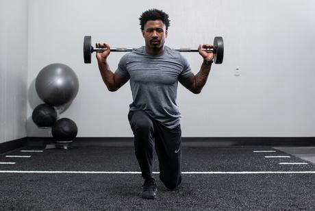 Los 15 términos de entrenamiento más importantes que necesita saber Estocada con barra