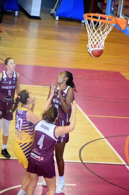 Galería de clics del Bàsquet Femení Sant Adrià-UE Mataró-Femení Maresme (Liga Femenina 2)