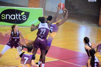 Galería de clics del Bàsquet Femení Sant Adrià-UE Mataró-Femení Maresme (Liga Femenina 2)