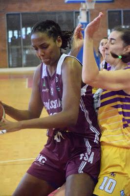 Galería de clics del Bàsquet Femení Sant Adrià-UE Mataró-Femení Maresme (Liga Femenina 2)
