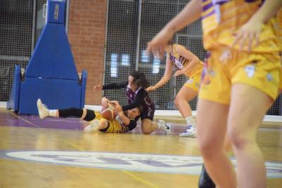 Galería de clics del Bàsquet Femení Sant Adrià-UE Mataró-Femení Maresme (Liga Femenina 2)