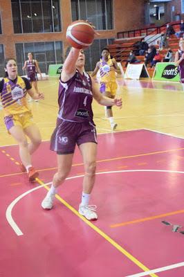 Galería de clics del Bàsquet Femení Sant Adrià-UE Mataró-Femení Maresme (Liga Femenina 2)