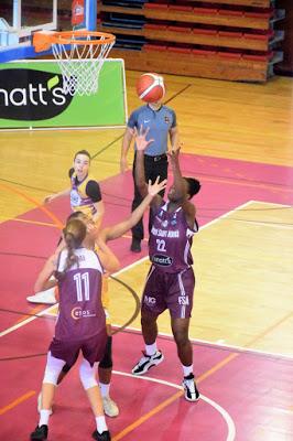 Galería de clics del Bàsquet Femení Sant Adrià-UE Mataró-Femení Maresme (Liga Femenina 2)