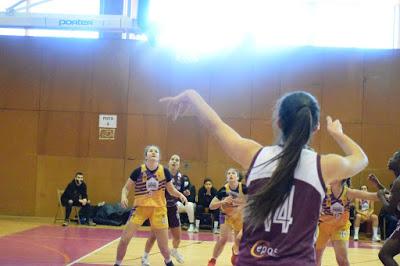 Galería de clics del Bàsquet Femení Sant Adrià-UE Mataró-Femení Maresme (Liga Femenina 2)