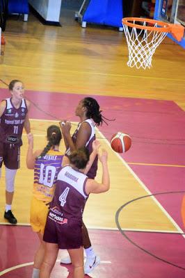 Galería de clics del Bàsquet Femení Sant Adrià-UE Mataró-Femení Maresme (Liga Femenina 2)