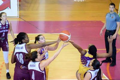 Galería de clics del Bàsquet Femení Sant Adrià-UE Mataró-Femení Maresme (Liga Femenina 2)