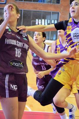 Galería de clics del Bàsquet Femení Sant Adrià-UE Mataró-Femení Maresme (Liga Femenina 2)