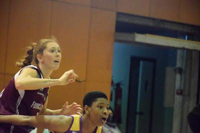 Galería de clics del Bàsquet Femení Sant Adrià-UE Mataró-Femení Maresme (Liga Femenina 2)