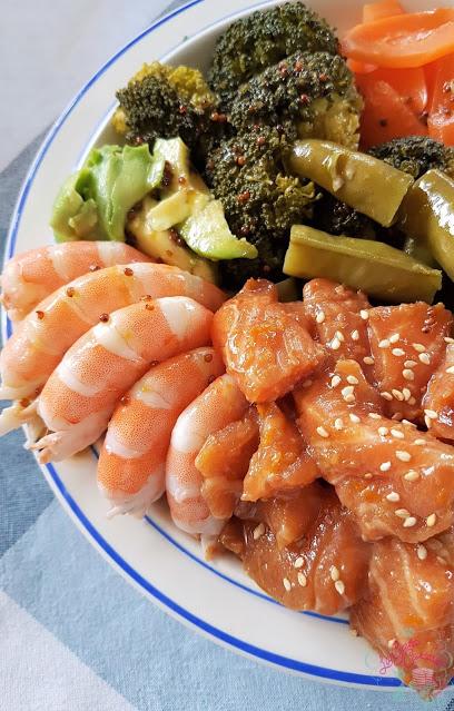 POKE BOWL DE SALMON MARINADO Y LANGOSTINOS