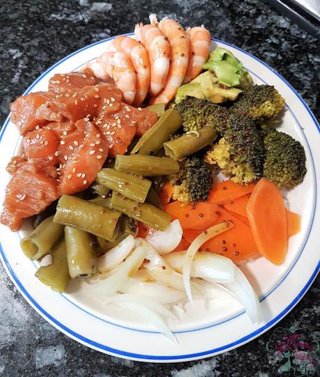 POKE BOWL DE SALMON MARINADO Y LANGOSTINOS