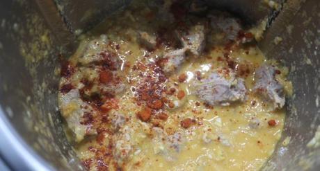 Ponemos el pimentón de la vera y mezclamos