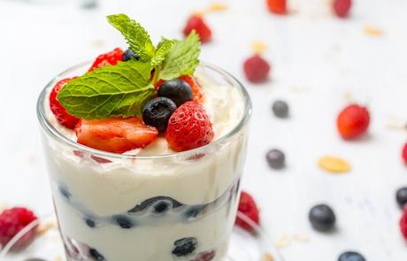 Planes de comidas versus dietas flexibles para perder grasa Yogur y bayas