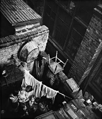 Una luz dura, sin compasión.