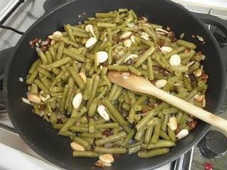 Judías verdes a la menta con pasas y almendras