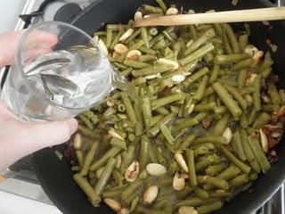 Judías verdes a la menta con pasas y almendras