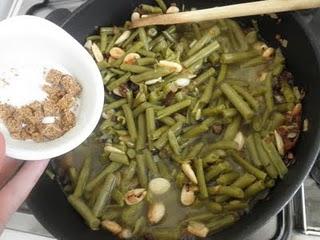Judías verdes a la menta con pasas y almendras