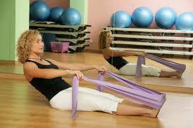 Ejercicio de abdominales con banda elástica