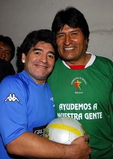 Maradona será condecorado por dejarse golear en La Paz