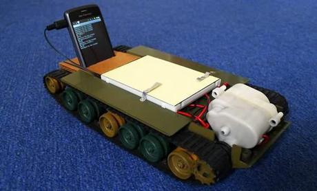 Android impulsando a un Robot Tanque