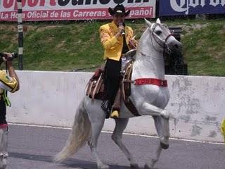 José Julián a caballo en la Nascar México
