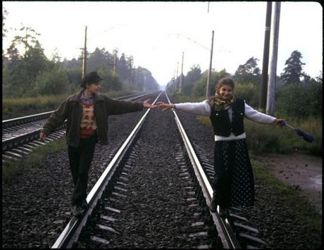Pareja en vía férrea, a través de No nos mojamos Trenes
