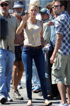 Blake Lively en el set de rodaje de 'Gossip girl' con jeans y top sin mangas