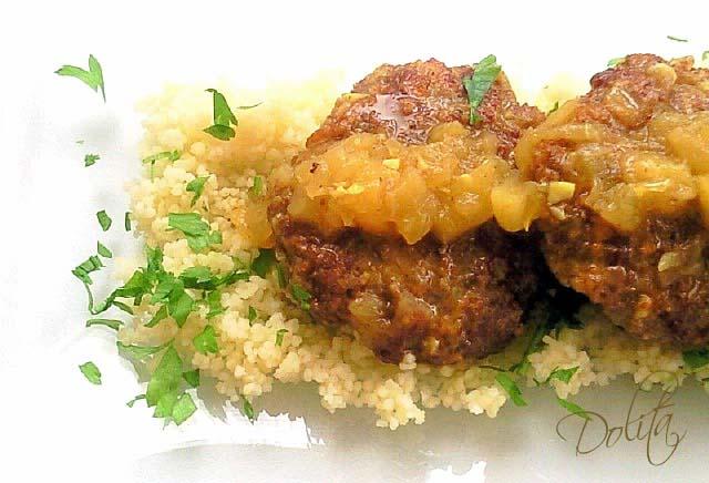 MEDALLONES DE CARNE CON SALSA DE CURRY Y MANZANA