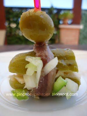 PINCHOS DE BONITO, PEPINILLO Y ANCHOAS
