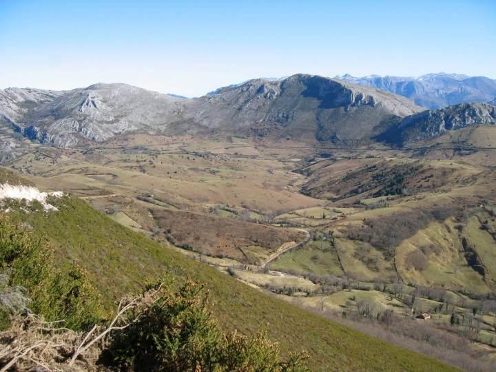 La abuela Estrella hornea el pan de escanda.  Por Max.