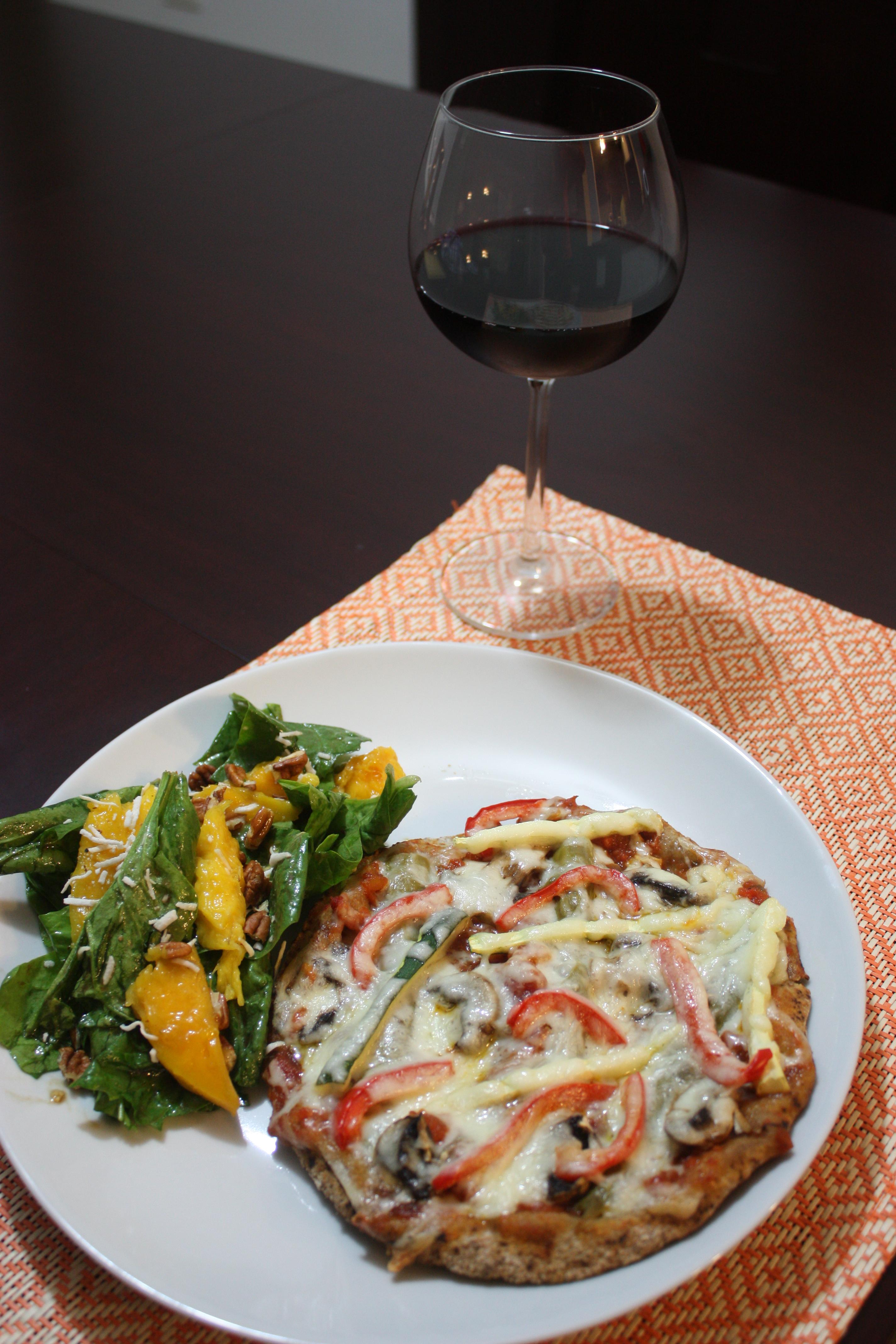 Pizzeta árabe y ensalada de espinacas, mango y coco.