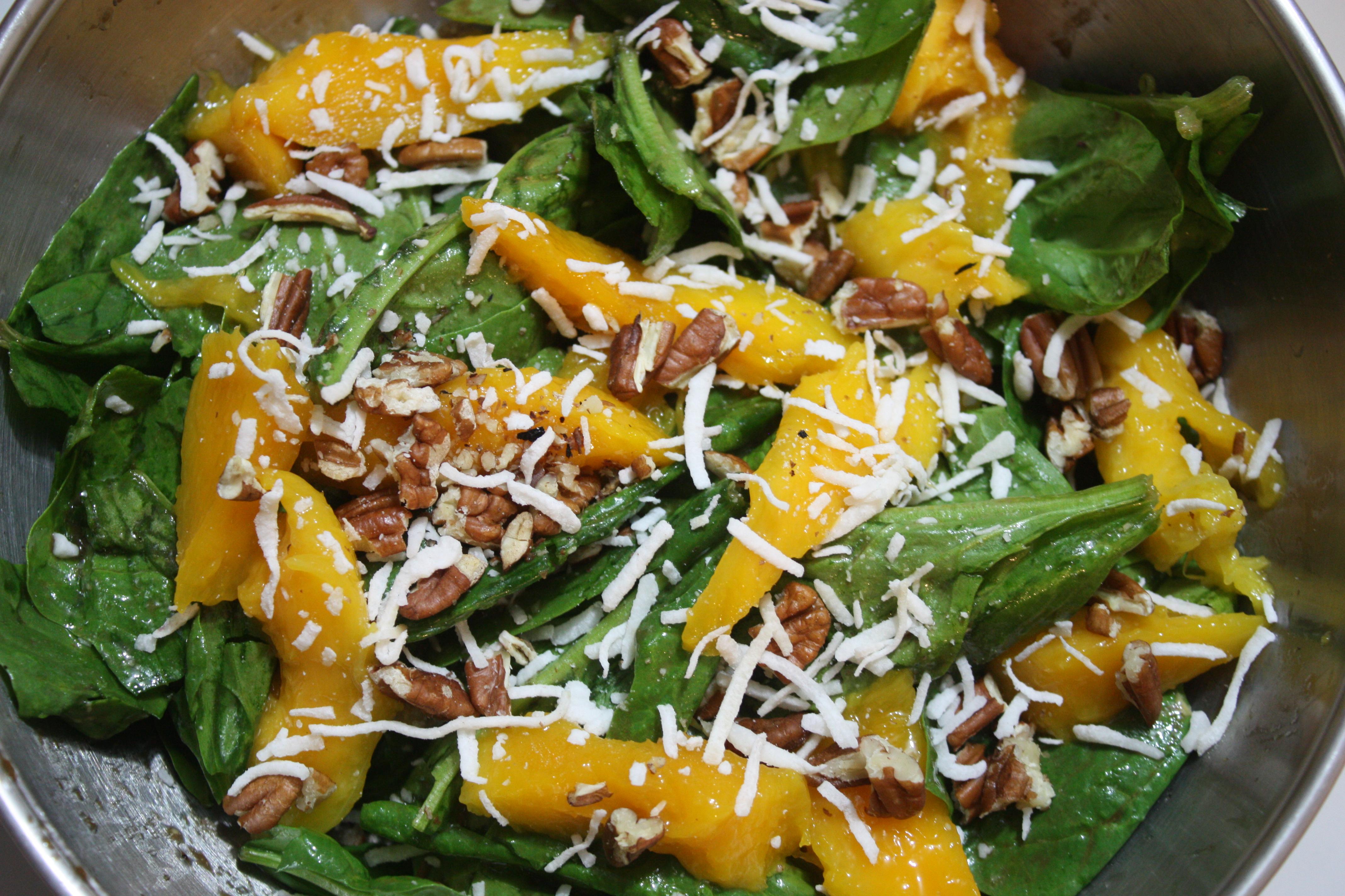 Pizzeta árabe y ensalada de espinacas, mango y coco.