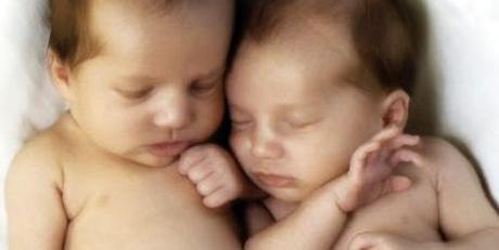 Madres de mellizos tienen luego bebés únicos con mejor salud