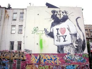 La rata que pintó el artista británico Banksy en una calle de Nueva York.  lamula.pe