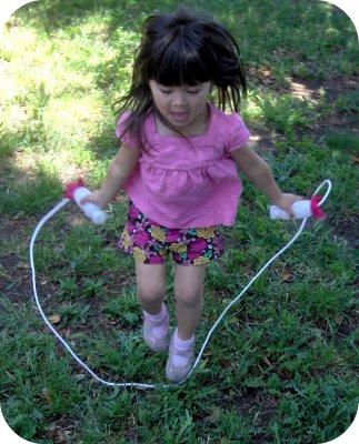 SALTADOR INFANTIL CON BOTELLAS DE YOGURT