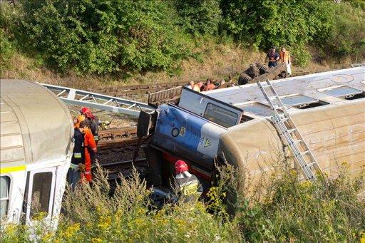 Un muerto y 45 heridos al descarrilar un tren en Polonia
