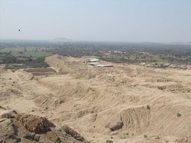 CAMINANDO ENTRE PIRAMIDES: TUCUME