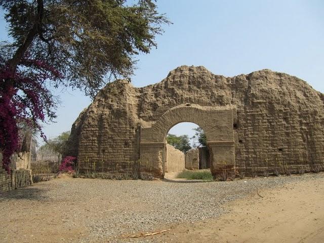 CAMINANDO ENTRE PIRAMIDES: TUCUME