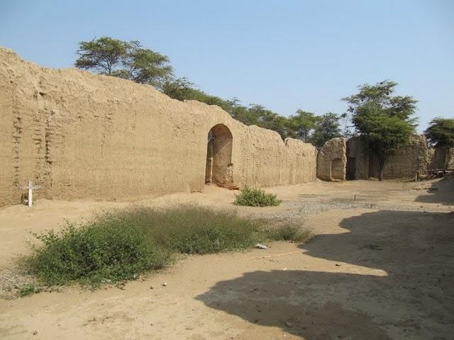 CAMINANDO ENTRE PIRAMIDES: TUCUME