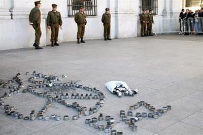 Chile: estudiantes rechazan mesa de diálogo, después de  entregar en La Moneda bombas usadas