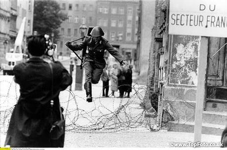 Conrad saltando el Muro de Berlín, en el cruce de Ruppinerstraße con Bernauerstraße