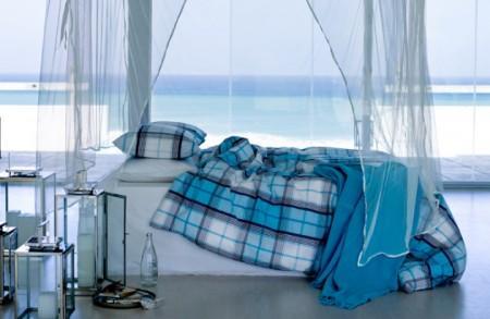 Feeling blue habitación con vistas grandes ventanales funda nórdica de cuadros funda nórdica color azul decorar en azul decoración de interiores decoración de exteriores cortinas de gas para cama canopi beds camas con dosel