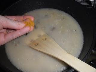 Arroz al aroma de coco y jengibre con pasas, piñones y un toquecito de curry