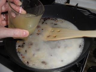 Arroz al aroma de coco y jengibre con pasas, piñones y un toquecito de curry