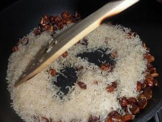 Arroz al aroma de coco y jengibre con pasas, piñones y un toquecito de curry