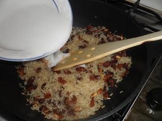 Arroz al aroma de coco y jengibre con pasas, piñones y un toquecito de curry