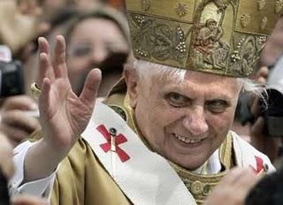 Benedicto XVI viene a por nuestras almas y nuestro dinero