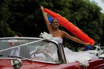 El desafío de una transexual vestida de novia