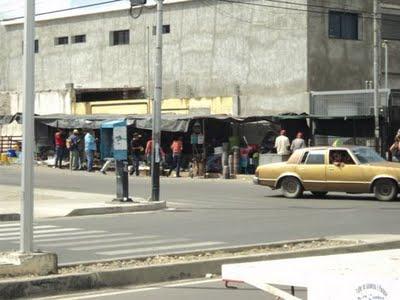 BUHONEROS DE LA CALLE 11 CON LISANDRO ALVARADO IMPIDEN EL LIBRE TRÁNSITO